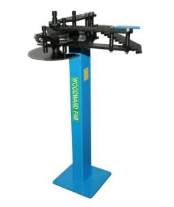 Manual pipe and tube bender